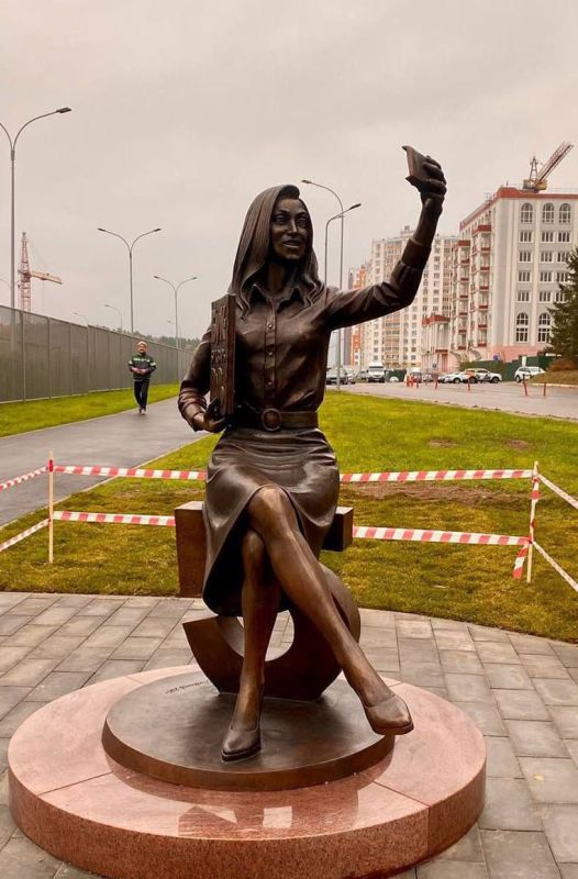 Торчащие соски у скульптуры учительницы начальных классов разглядели жители подмосковного Дзержинского (г.о. Люберцы). Там накануне открыли памятник «Здравствуй, школа!»