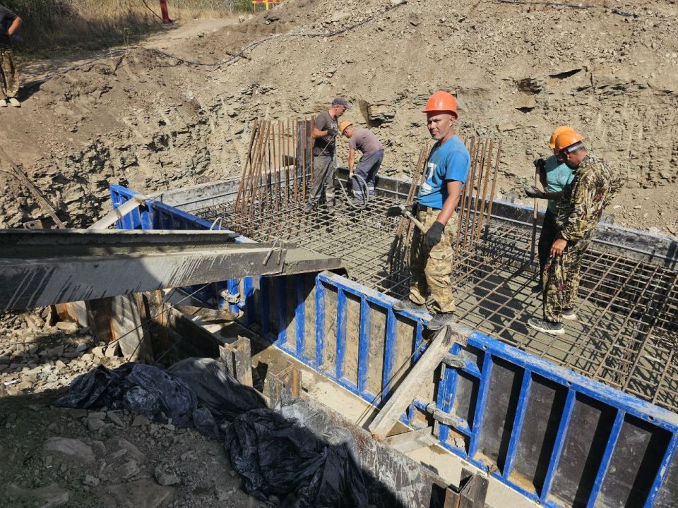 Александр Бондаренко: Продолжаем капитальный ремонт стратегически важного для бесперебойного сообщения на участке автодороги Светлодарское - Мироновка - /на Попасную/ моста через реку Скелевая