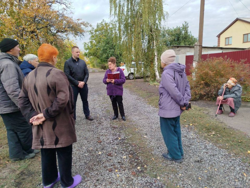 Вчера первый заместитель главы Администрации городского округа Харцызск Олег Захаров провел встречу с гражданами в селе Золотаревка по улице Горького, на которой обсуждались актуальные вопросы и проблемы, волнующие местных...