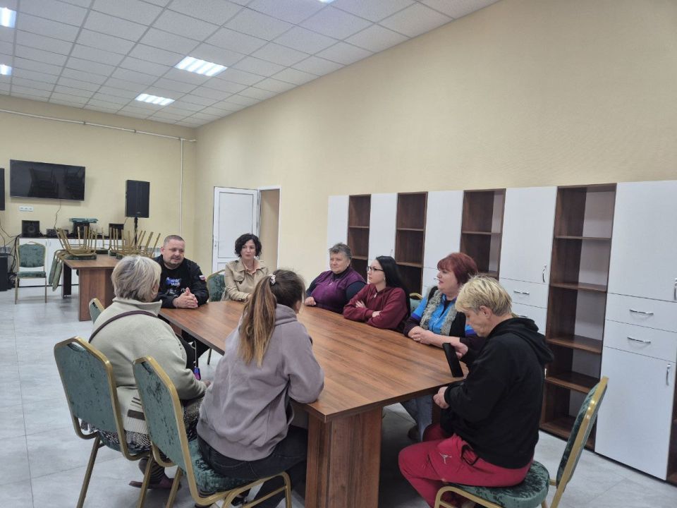 Заместитель председателя #Комитет_по_вопросам_агропромышленного_комплекса_земельных_отношений Максим Королюк (фракция «Единая Россия») по поручению Главы ДНР Дениса Пушилина провел встречу с трудовым коллективом МБУ Клуб...