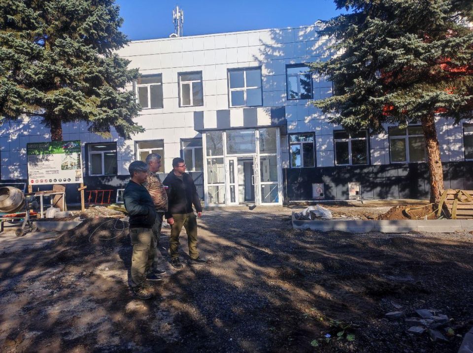 Александр Качанов: Представители Якутии встретились с подрядчиком восстанавливающим Дом детского и юношеского творчества Докучаевска