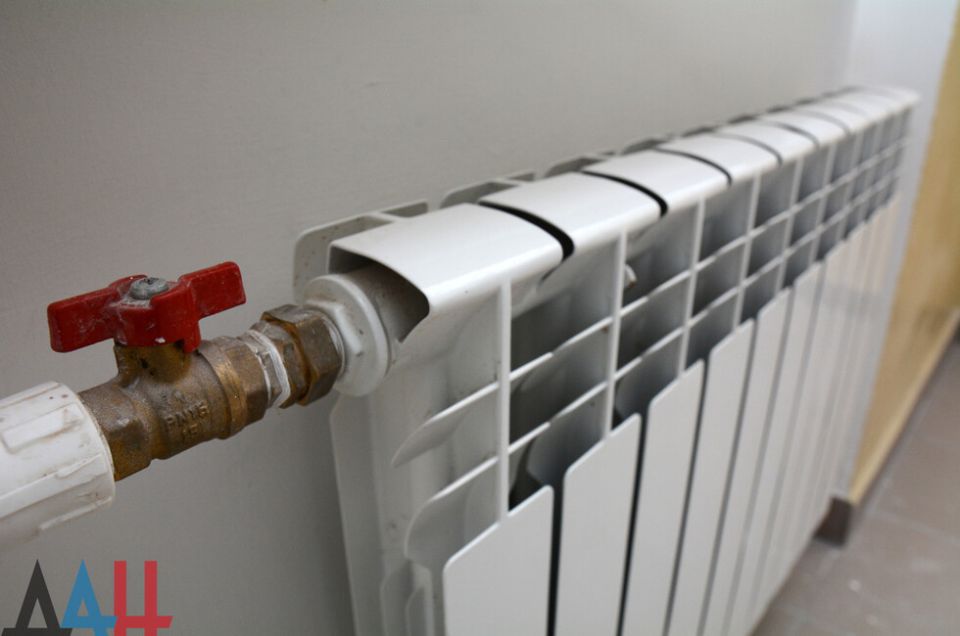 В «Донбасстеплоэнерго» рассказали, чем красят воду в батареях в зеленый цвет