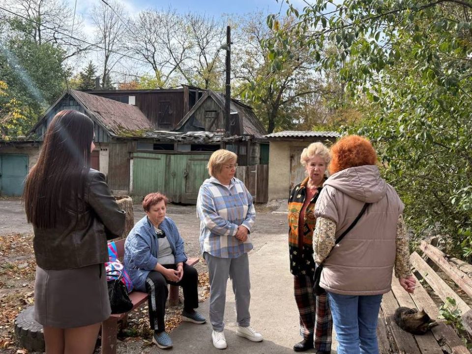 Встреча с жителями. 8 октября председатель Кировского отделения узников жертв нацизма Вера Воловод пообщалась с жителями дома № 3А на улице Ленина