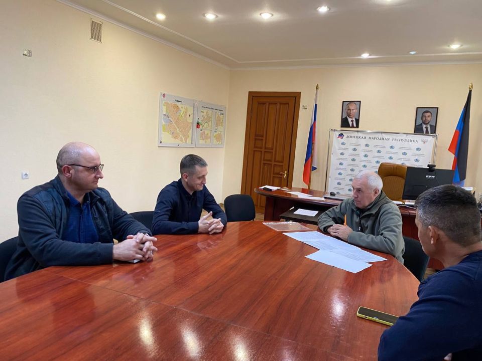 Сегодня в здании администрации городского округа Харцызск прошло рабочее совещание с министром транспорта Донецкой Народной Республики Александром Бондаренко