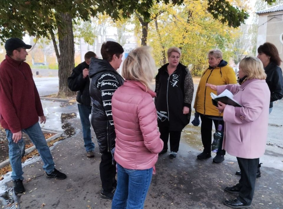 9 октября в Червоногвардейском внутригородском районе лидер общественного мнения Людмила Гузар провела встречу с жителями жилого массива Горького возле дома № 2-А по улице Малиновского