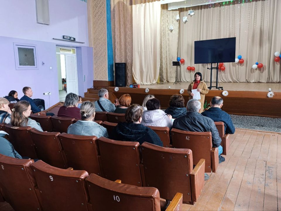 Заместитель главы администрации Волновахского муниципального округа и координатор Женского движения «Единой России» Елена Снисаренко провела встречу с коллективом МБУ "Ровнопольский СДК"