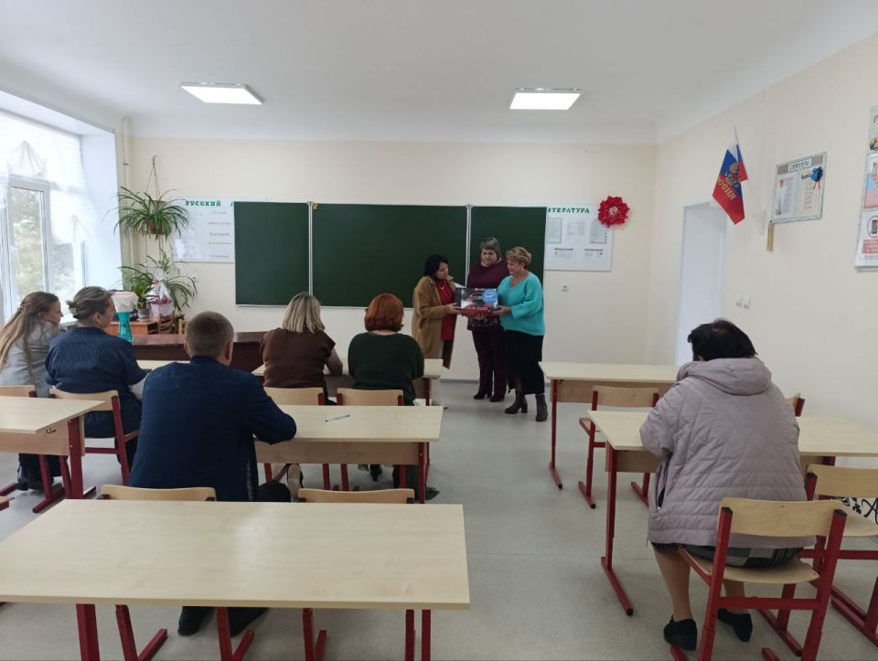 Заместитель главы администрации Волновахского муниципального округа и координатор Женского движения «Единой России» Елена Снисаренко провела встречу с коллективом ГБОУ "Ровнопольскся школа Волновахского м. о."