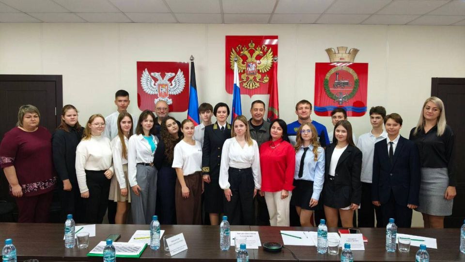 Они - наше будущее. Председатель Совета женщин Волновахского МО,координатор Женского движения «Единой России» Елена Снисаренко приняла участие во встрече юных дипломатов Волновахского МО и учеников дипломатического класса...