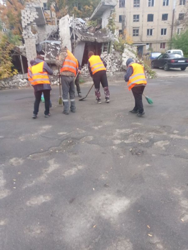 С заботой об округе.. За 09.10.2025 года сотрудниками МУП АГЯ «ЖЭК» выполнены следующие виды работ: выполнены работы по уборке придомовой территории по адресам: