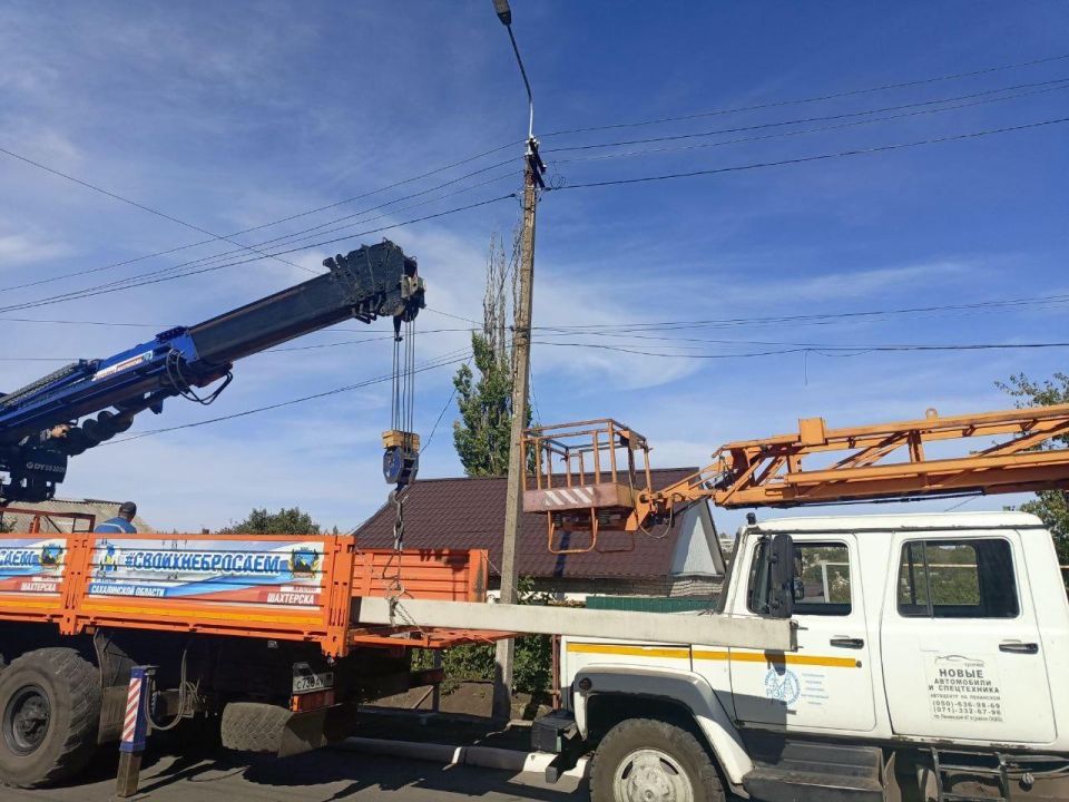 Сахалинские электрики помогают менять опоры ЛЭП в Шахтерском округе
