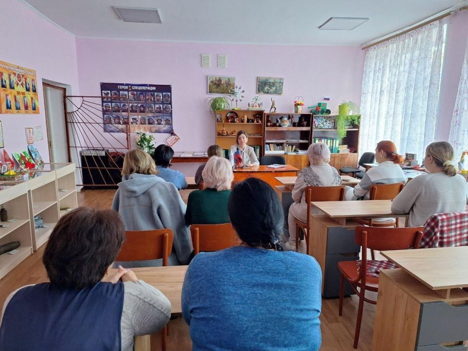 Встреча с коллективом. В рамках поручения Главы Донецкой Народной Республики Дениса Пушилина состоялась встреча управляющего делами администрации округа Юлии Пономаренко с представителями первичного отделения ВПП «Единая...