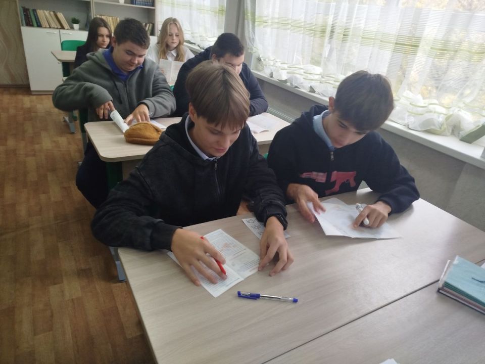 В рамках Карьерных мастерских для молодежи, специалисты Дебальцевского городского центра занятости провели профориентационный урок с учениками 8 класса школы №6 города Дебальцево