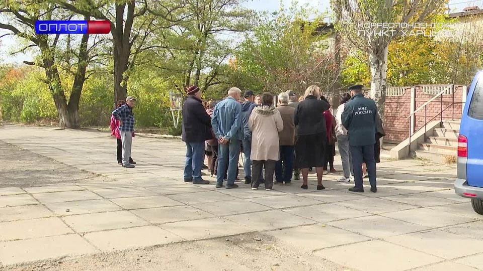 Сход граждан в Зугрэсе. Проводя каждую неделю приёмы граждан, встречи с населением во дворах и регулярно общаясь с трудовыми коллективами врип главы городского округа Евгений Поплавский вникает в суть проблем жителей...