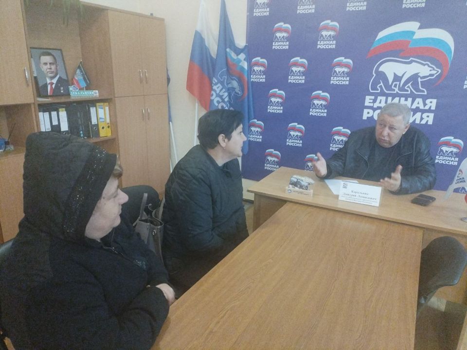 В Дебальцево депутат от "Единой России" провел прием граждан по вопросам освещения и дорог