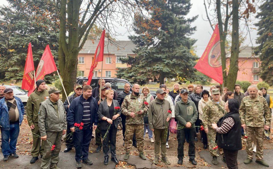 В рамках партийного проекта «Единой России» «Выбирай свое» на здании МУП «ГСЕЗ г. Харцызска» были размещены таблички «Рабочее место героя»