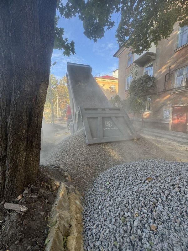 Подрядчики Нижегородской области обновляют дворы в Харцызске