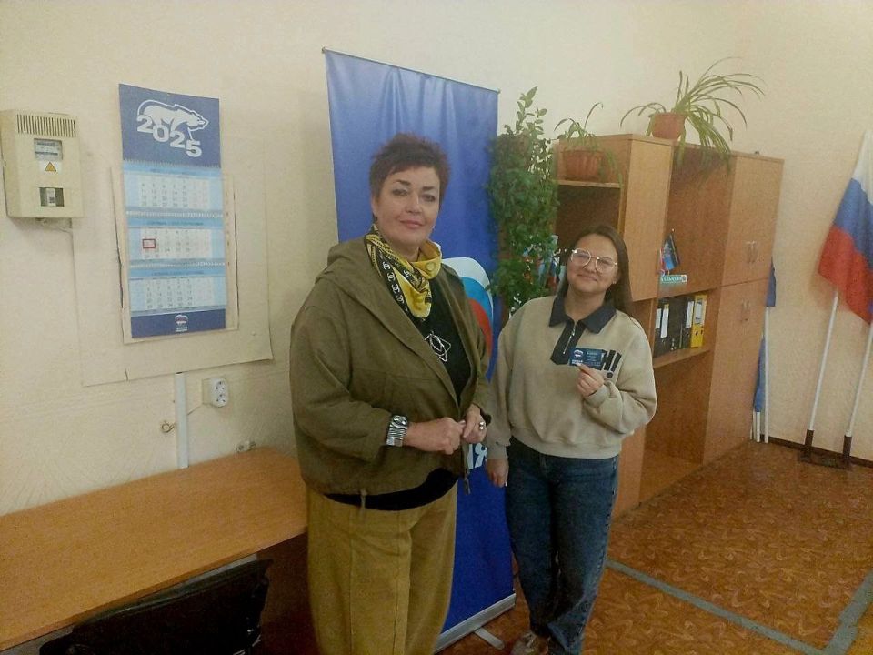 Руководитель общественной приемной Дебальцевского МО всероссийской политической партии «Единая Россия» Татьяна Норец совместно депутатом Дебальцевского городского совета Андреем Ермолаевым вручили новые членские билеты