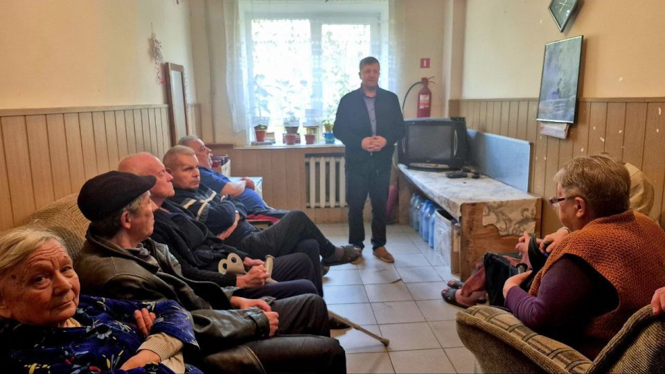 Сегодня заместитель главы администрации городского округа Дебальцево Виталий Тур провел встречу с жителями пункта временного размещения (ПВР)