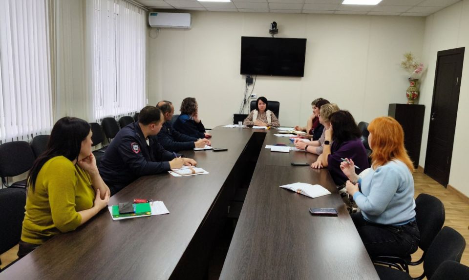 Состоялось очередное заседание комиссии по делам несовершеннолетних и защите их прав муниципального образования Волновахский МО