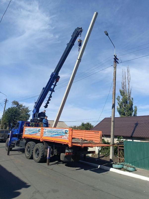 Сахалинские электрики помогают менять опоры ЛЭП в Шахтерском округе