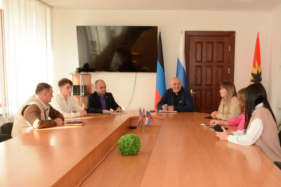 Сегодня во время рабочей поездки в Торез я с радостью представил коллегам депутата молодежного парламента Донецкой Народной Республики 4-го созыва от партии «Новые люди» Яна Андриенко