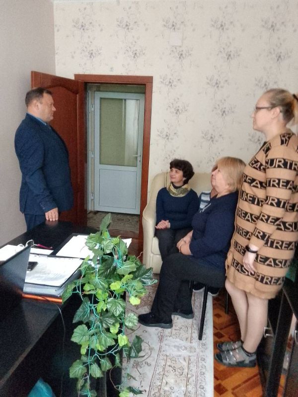 9 октября начальник Управления образования Харцызска Николай Осипов провел встречу с коллективом Средней школы № 23