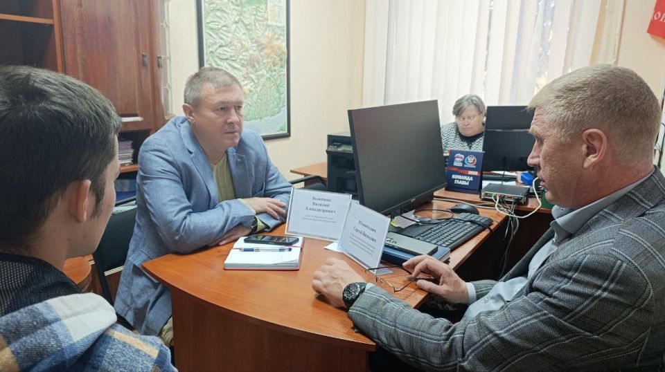 Заместитель председателя #Комитет_по_ЖКХ Виталий Золотнюк (фракция «Единая Россия») и Глава Володарского муниципального округа Сергей Юзвинкевич провели совместный прием граждан