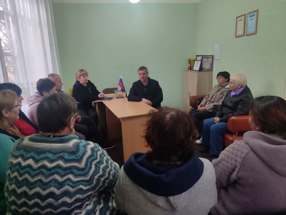 Встреча с жителями. Первый заместитель главы администрации Шахтерского округа Сергей Лебедев пообщался с жителями села Никишино и ответил на актуальные вопросы: о ремонте участка автомобильной дороги общего пользования С...