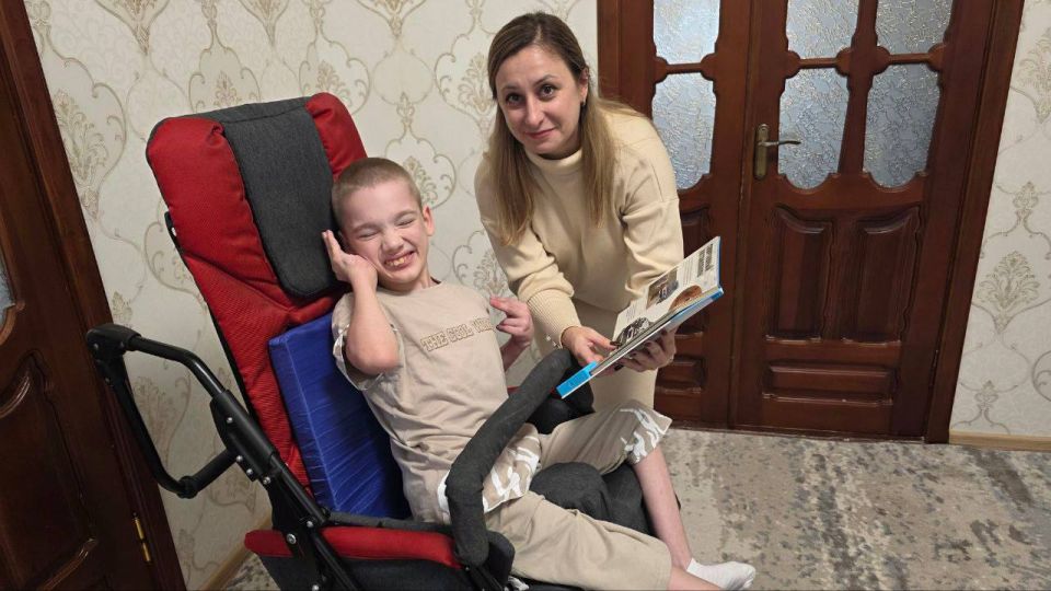 В рамках акции «1000 добрых дел» партийцы посетили семью с ребенком с ограниченными возможностями здоровья