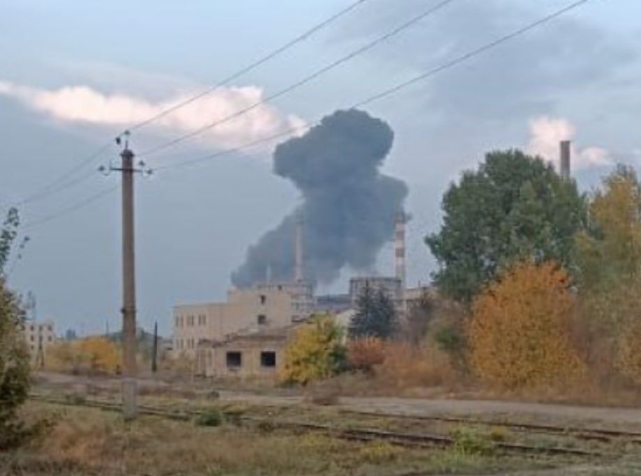 В районе Краматорска только что прозвучал мощный взрыв, на месте поднимается дым