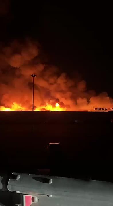 Юлия Витязева: В Донецке украинскими БПЛА уничтожен известный ТЦ «Сигма»: здание полностью выгорело, вокруг всё в огне, — местные СМИ