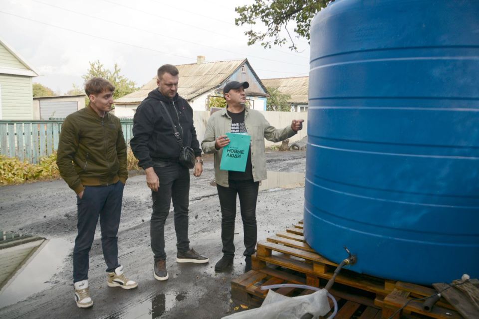 Вместе со сторонниками партии «Новые люди» проконтролировал подвоз воды в переулок Средний города Тореза