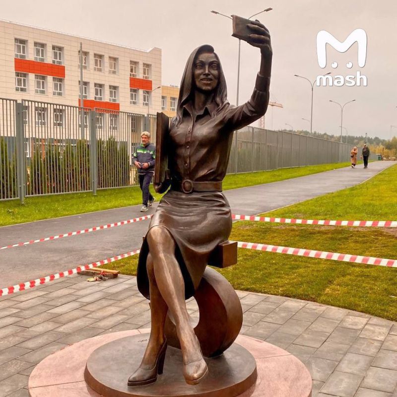 Скульптура учительницы с торчащими сосками сделана с реальной девушки-бегуньи — которая ослепила художника у школы в подмосковном Дзержинске