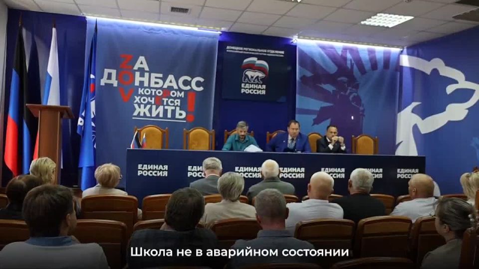 Алексей Муратов, секретарь #Комитет_по_образованию_науке_культуре_и_делам_общественных_организаций (фракция «Единая Россия») обсудил с депутатами Шахтерска проблемы, которые беспокоят жителей округа