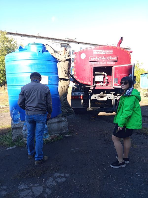 Заместитель председателя Дебальцевского городского совета Анастасия Костина провела проверку организации подвоза питьевой воды в емкости, установленные в разных районах города Дебальцево
