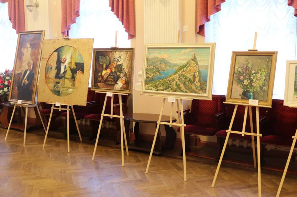 Петербургские художники передадут коллекцию картин музею в Мариуполе