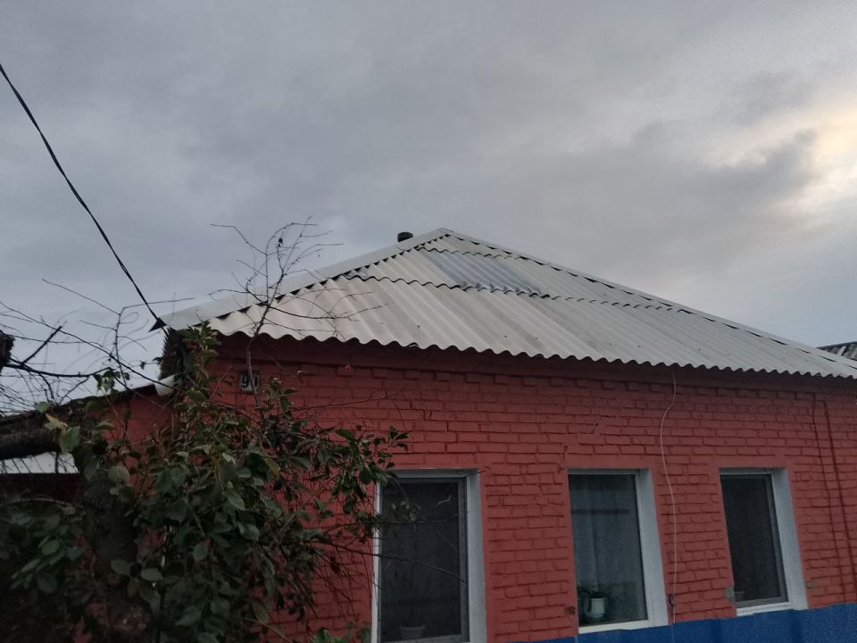 Александр Пеняев: Еще одна новенькая кровля появилась в эти дни в частном секторе разрушенной врагом Авдеевки