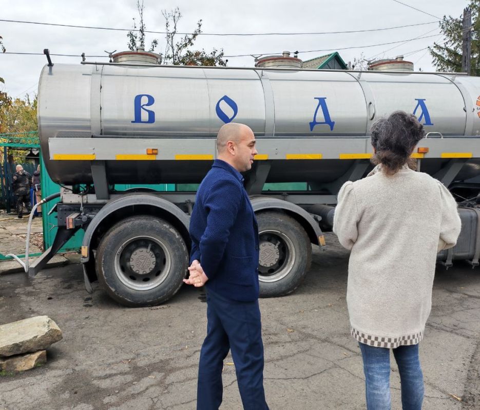 В рамках протокольного поручения Главы Донецкой Народной Республики Дениса Пушилина заместитель Председателя Торезского городского совета Андрей Пашков проконтролировал подвоз воды по улице Северная