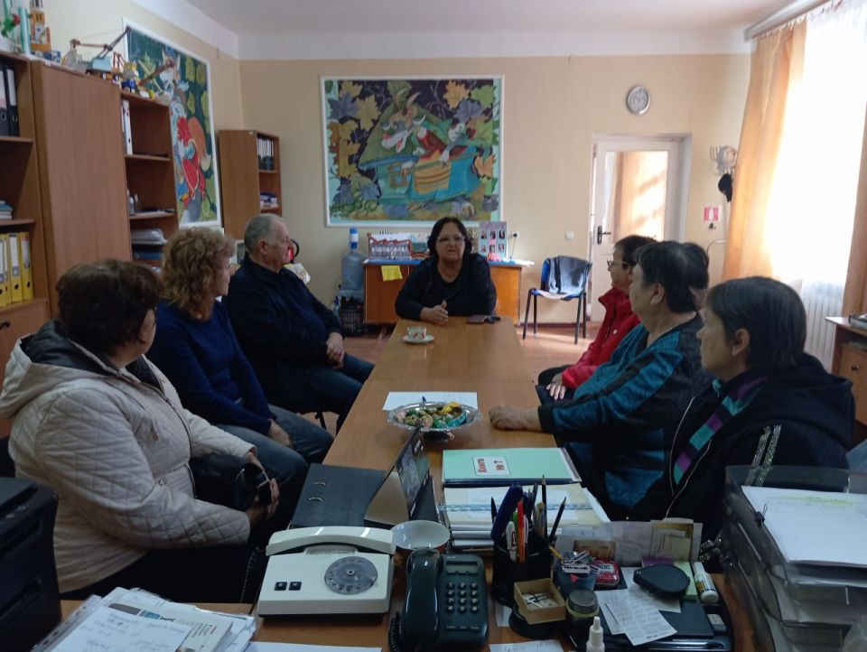 Начальник Комсомольского территориального управления Администрации Старобешевского муниципального округа Морщ Людмила провела встречу с ветеранами труда в Совете ветеранов ООО «ЮГМК» Филиал №6 «Комсомольское рудоуправление»