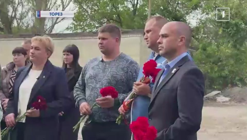 Эхо подвига: в Торезе открыли мемориал в честь защитника СВО! Кто в этом помог?