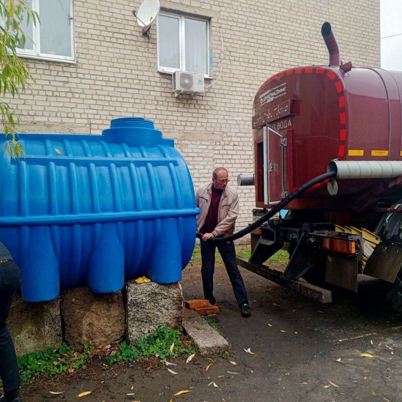 Председатель Дебальцевского городского совета Сергей Шульженко продолжает демонстрировать личный пример активного участия в решении насущных проблем города, приняв участие в подвозе питьевой воды к емкостям, установленным в...