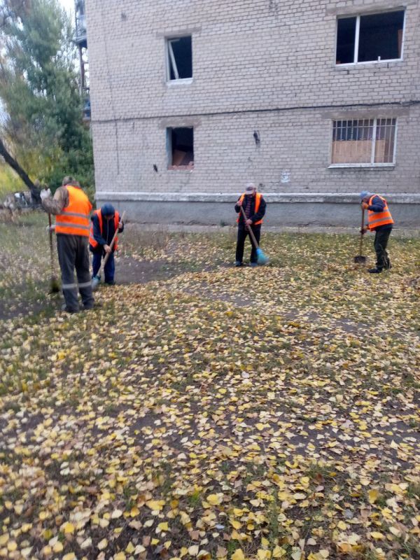 С заботой об округе.. За 13.10.2025 года сотрудниками МУП АГЯ «ЖЭК» выполнены следующие виды работ: выполнены работы по уборке придомовой территории по адресам: