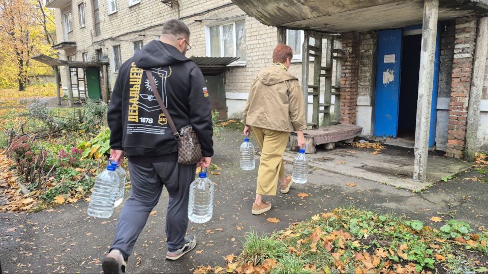 Мы – там, где нас ждут. Руководитель местной общественной приёмной Единой России в Дебальцево Татьяна Норец вместе с партийными активистами доставила питьевую воду пожилым жителям