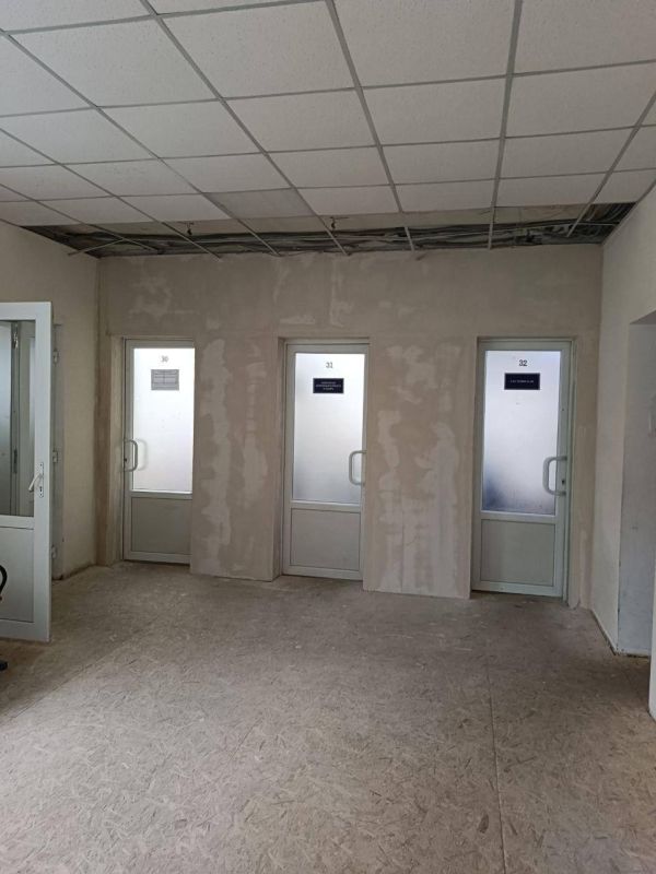 Евгений Поплавский: Подрядчики шеф-региона обновляют помещения горбольницы в Харцызске