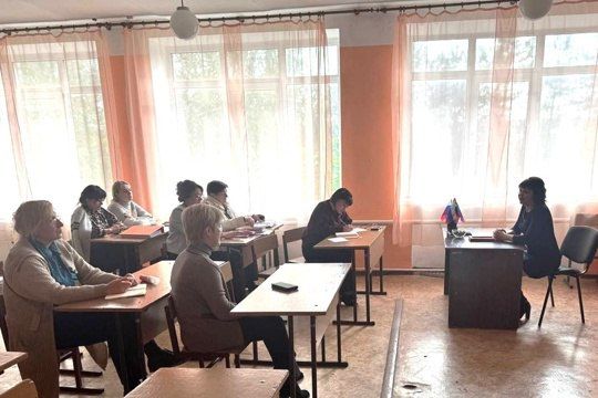 Заместитель главы администрации Амвросиевского муниципального округа Елена Крюкова встретилась с трудовым коллективом Белояровской школы