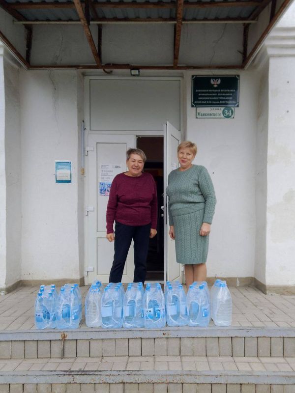 Отделение Комитета семей воинов Отечества ДНР в городе Докучаевск продолжает свою работу: сейчас активно распределяем питьевую воду в детские сады города
