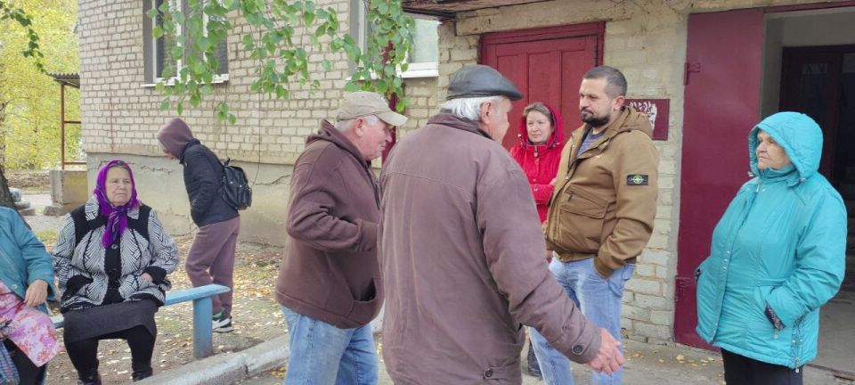 Председатель Общественного совета Александр Горянный встретился с жителями многоквартирного дома по пр. Зеленый, 17 Амвросиевки