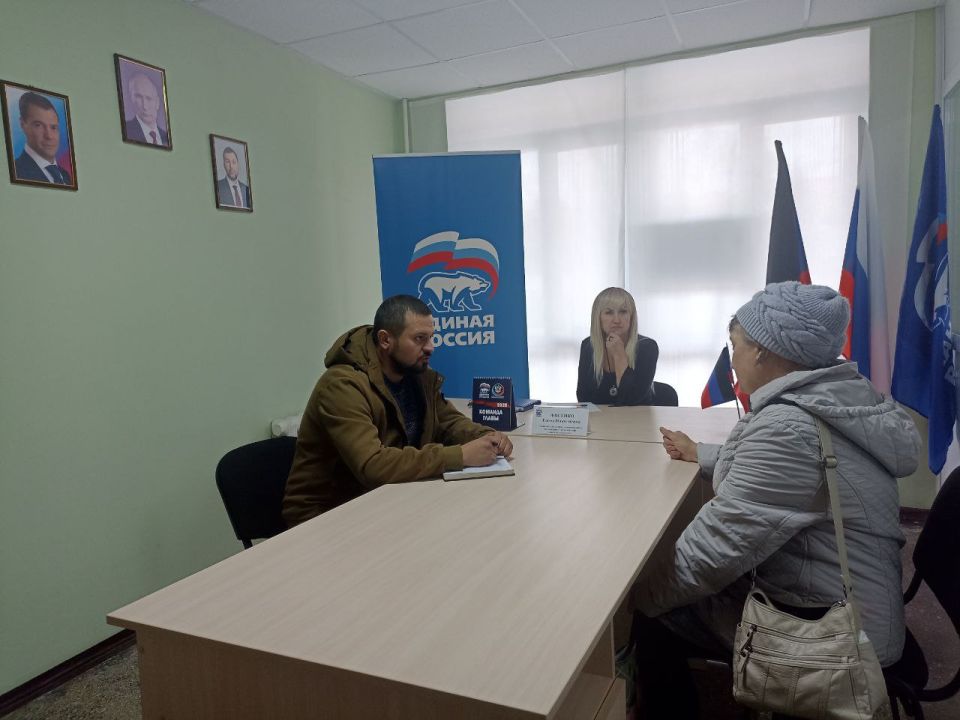 Заместитель секретаря Амвросиевского местного отделения Всероссийской политической партии «Единая Россия» Елена Фисенко провела приём в общественной приёмной