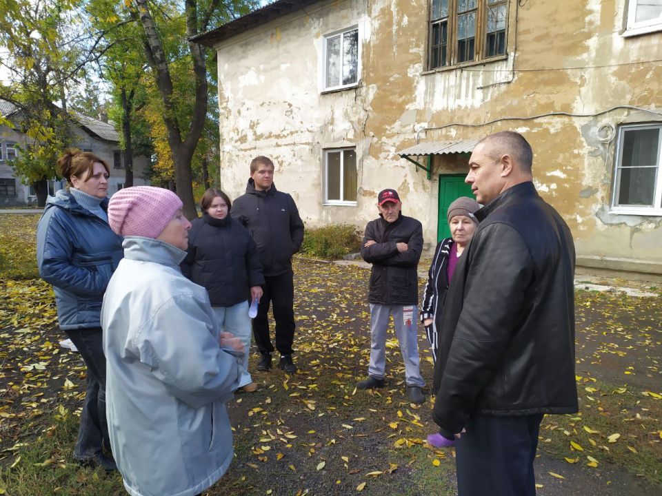 14 октября, заместитель главы администрации городского округа Торез Александр Ставицкий провел встречу с населением по адресу:
