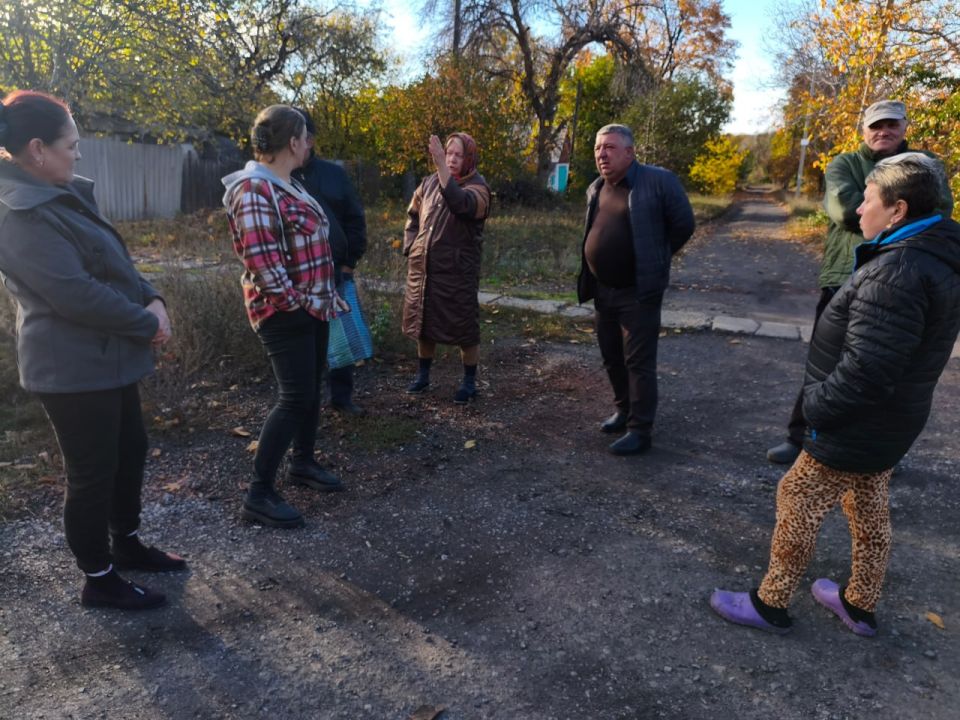 14 октября, Роман Грицай, начальник Пелагеевского территориального отдела администрации городского округа Торез провел встречу с жителями посёлка на пересечении ул. Горького и ул.Космонавтов